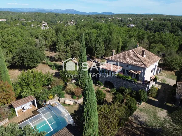 Maison en pierre 151 mm² avec parc piscine et dépendance.