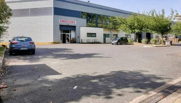 Local d'activité 1423 m²