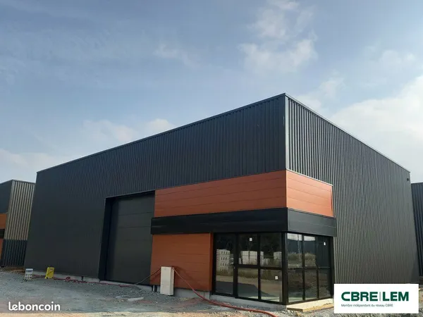 LOCAL D'ACTIVITE 330 m² CASTINE-EN-PLAINE