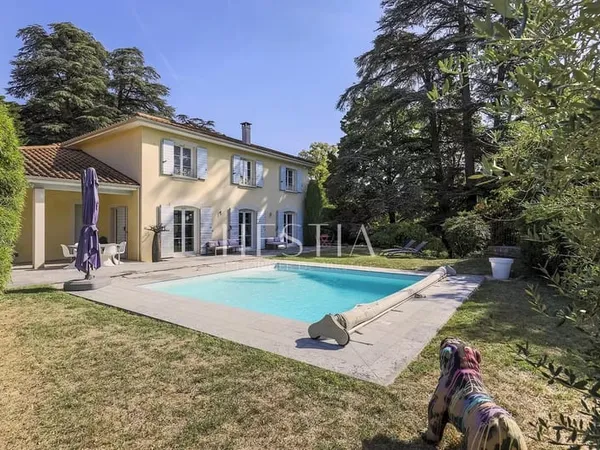 Villa esprit "Bastide" dans un cadre verdoyant