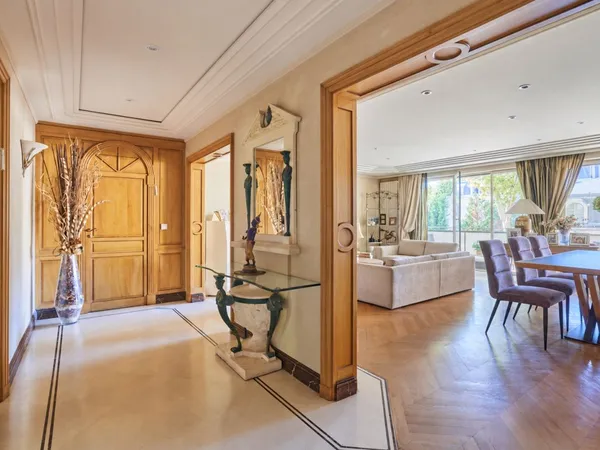 A vendre - Appartement familial traversant de 158.07 m2 avec balcons