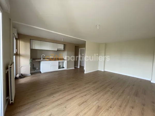 Appartement rénové avec 2 chambres, un bureau et un balcon