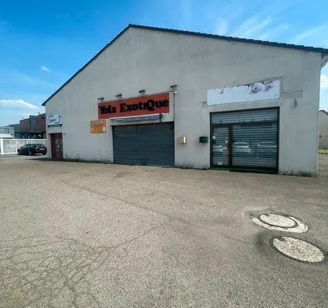 Coignieres quartier de la gare local commercial ou activite 300 m2