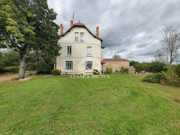 Ensemble immobilier de 8 000 m2 : maison principale rénovée et