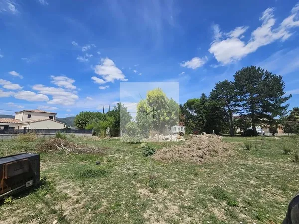 Terrain constructible de 492 m²