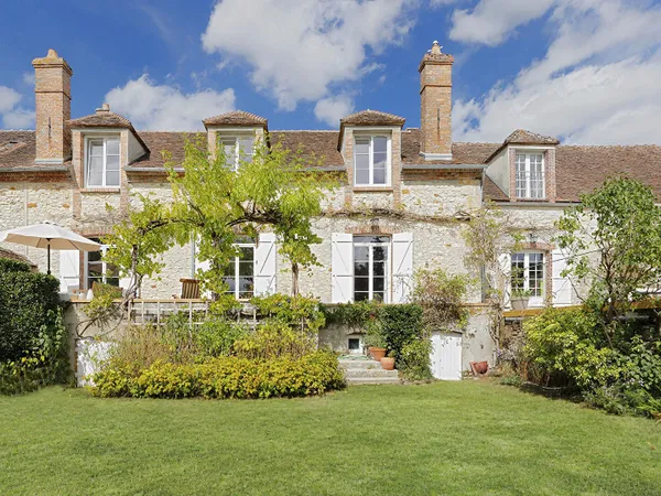 Maison de caractère en pierre au coeur de Montigny-Lencoup
