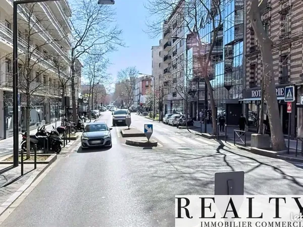 Local commercial 170 m²
