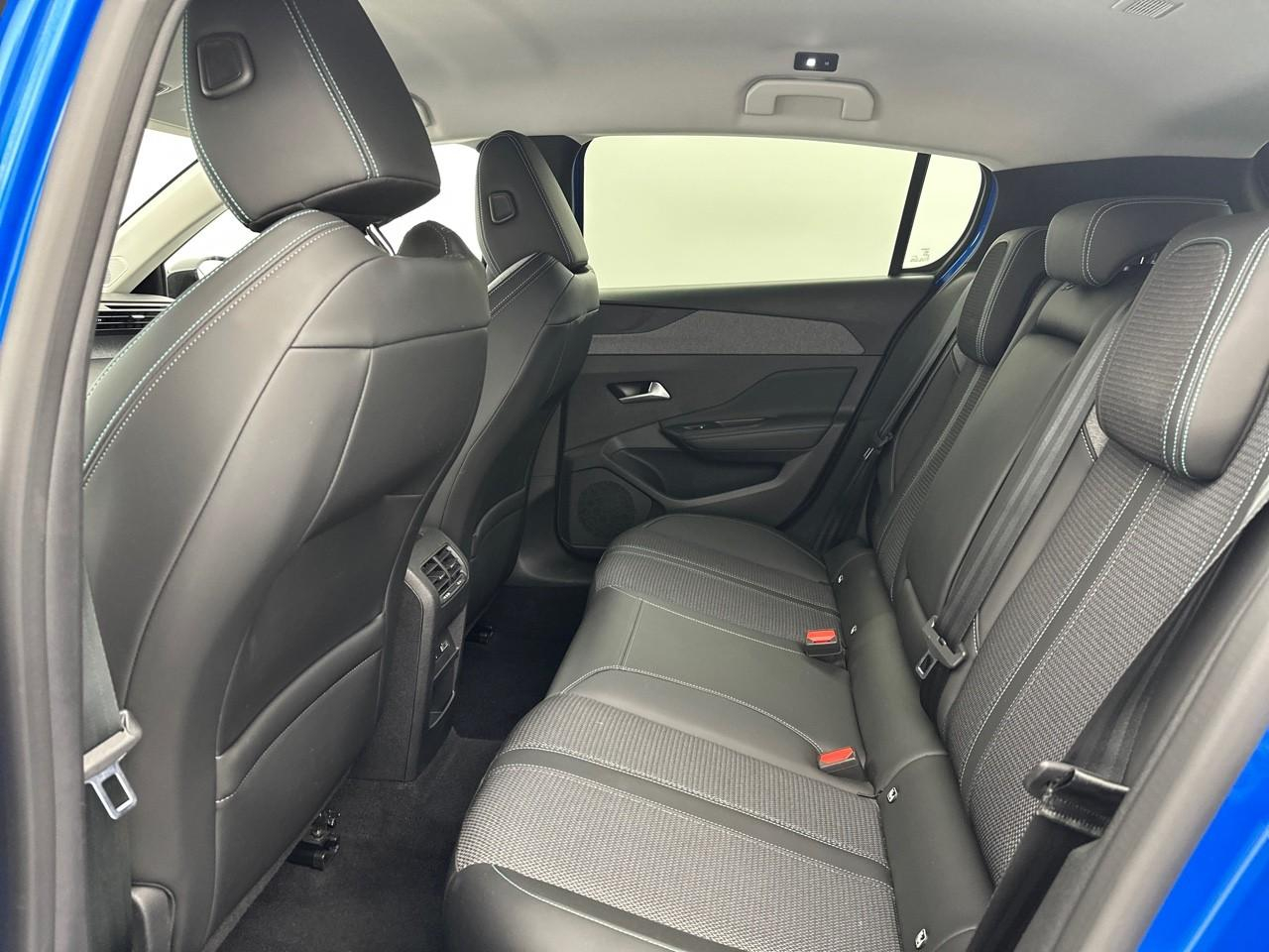 Peugeot 308 puretech 130ch s&s eat8 active pack — photo 12