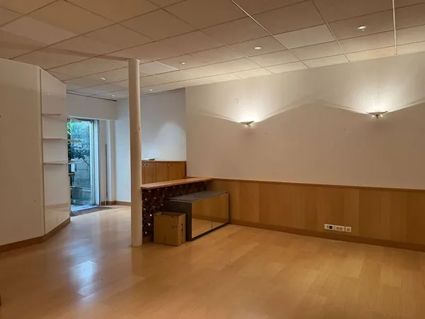 Entrepôt 73 m²