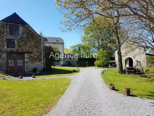 Au Coeur De La Vallee D'ossau - A Vendre ( Baisse De Prix) Ensemble Immobilier Renove Sur Terres Lib