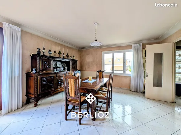 Maison 7 pièces 235 m²