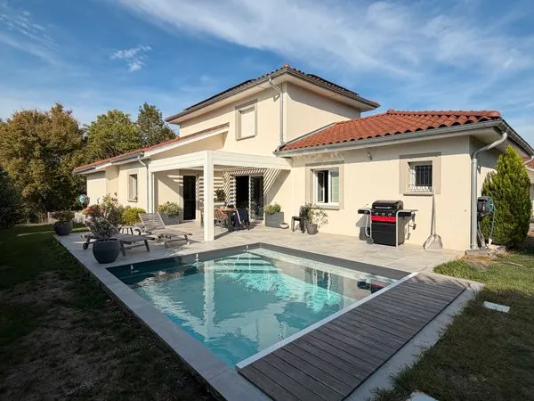 MAISON CONTEMPORAINE 130 m² - PISCINE - TERRAIN PAYSAGÉ - SANS VIS-À-VIS - 10 MIN GARE DE BOURGOIN