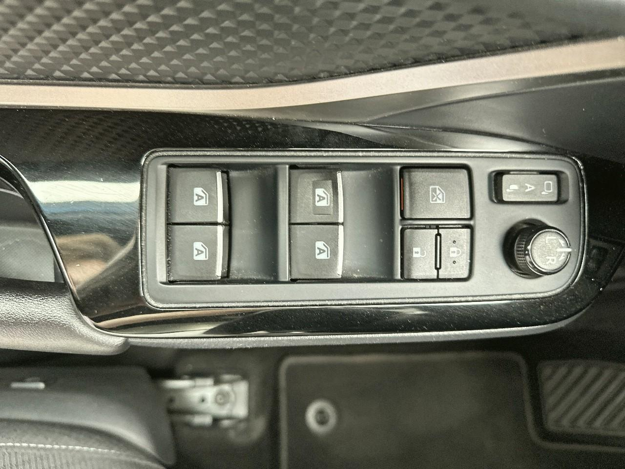 Toyota C-Hr 122h collection 2wd e-cvt rc18 — photo 22