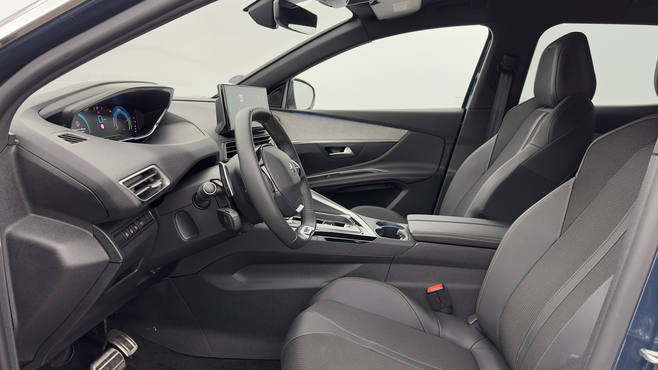 Peugeot 3008 Hybrid 225 e-EAT8 — photo 11