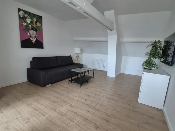 PROCHE DE LA GARE Studio meublé situé au 2ème étage