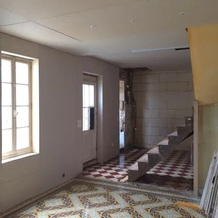 Maison en pierre 74m² — Carreaux de ciment d'époque — Travaux lancés — Jardin + puits + garage