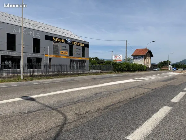 Local commercial + bureaux + stockage 190 m2 environ