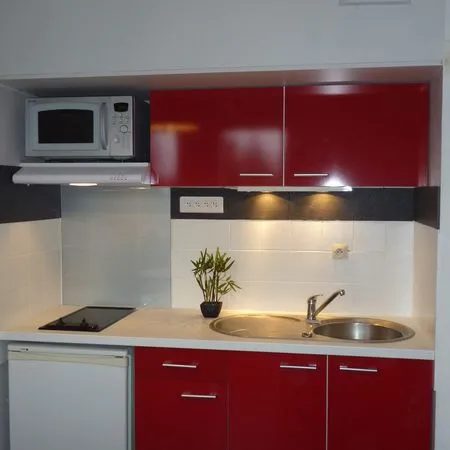 A saisir : Studio meublé rénové, TB équipé, lave-linge, proche facs, IRTS, lycées GDLT-Louis St Vinc