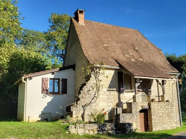 Jolie maison en pierre habitable de suite sur 2140 m2.
