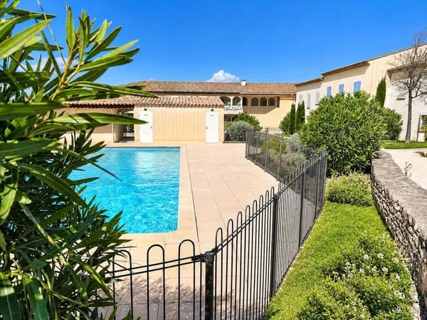 Appartement avec terrasse et piscine
