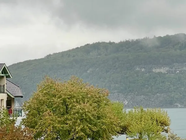 T3 au 1er et dernier étage vue panoramique proche lac