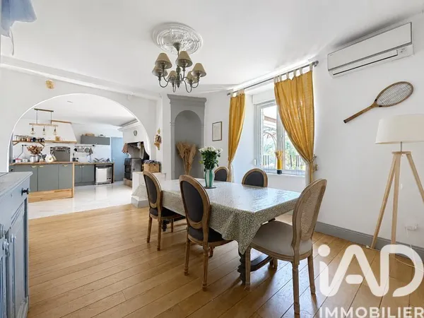 Maison 8 pièces 256 m²