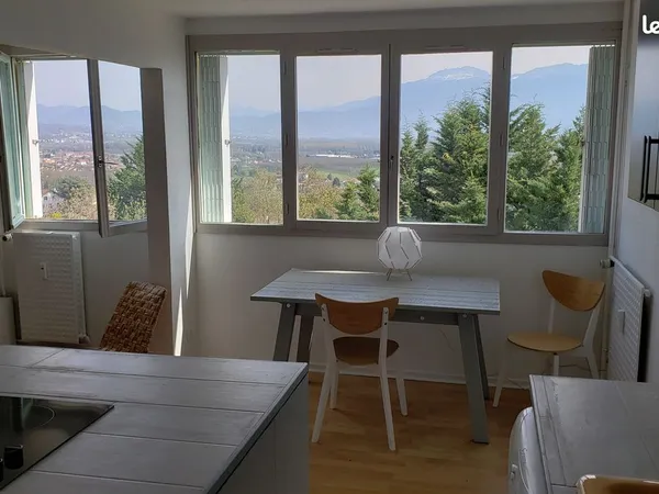 T1bis meublé de 38m2, lumineux, avec vue dégagée sur les montagnes, chauffage + eau compris dans les