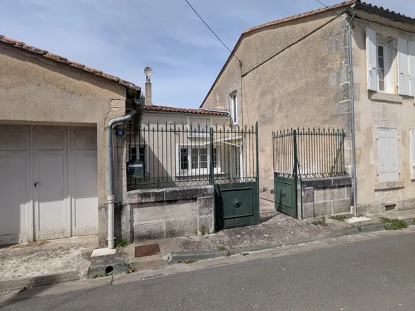 SEGONZAC (16) Charmante maison de ville avec cour et dépendance. Idéal premier achat ou investisseme