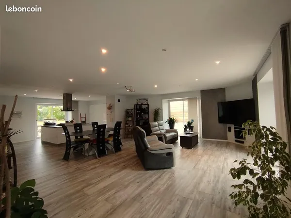 Maison familiale rénovée de 169 m² - 5 chambres - DPE A - Garage de 67 m² - Dépendance - Terrain de 