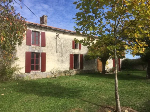 Vends maison charentaise à restaurer sur 2 ha - En Charente-Maritime (17)
