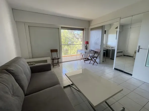 CANNES , Quartier des Anglais, F1 ~30m2 - à rénover - étage