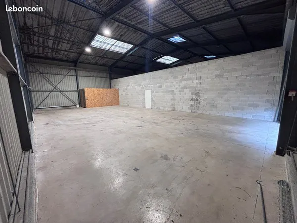 Local / entrepôt 200m2 à Rioz