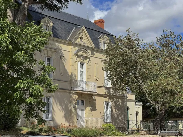 Élégante maison de maitre 19e avec dépendances et jardin dan