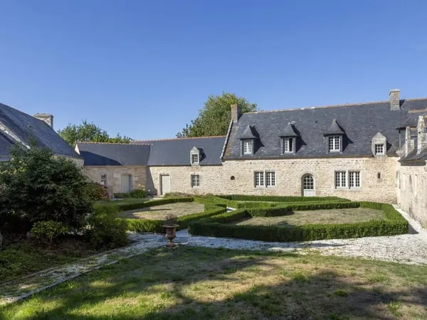 Manoir Ancien Breton Pres Pont-L'abbe Sur 3 Hectares De Terres