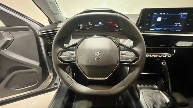 Peugeot 2008 puretech 100 s&amp;s bvm6 — photo 18