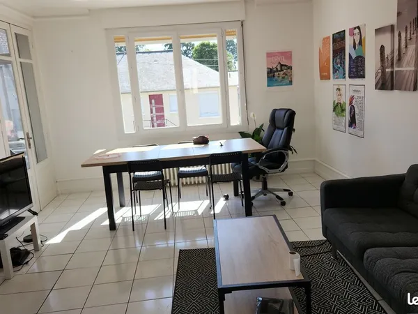 Chambre meublée 16 m², Laval 53000 avec cabinet toilette et WC individuels pour Jeune actif de 21 à 