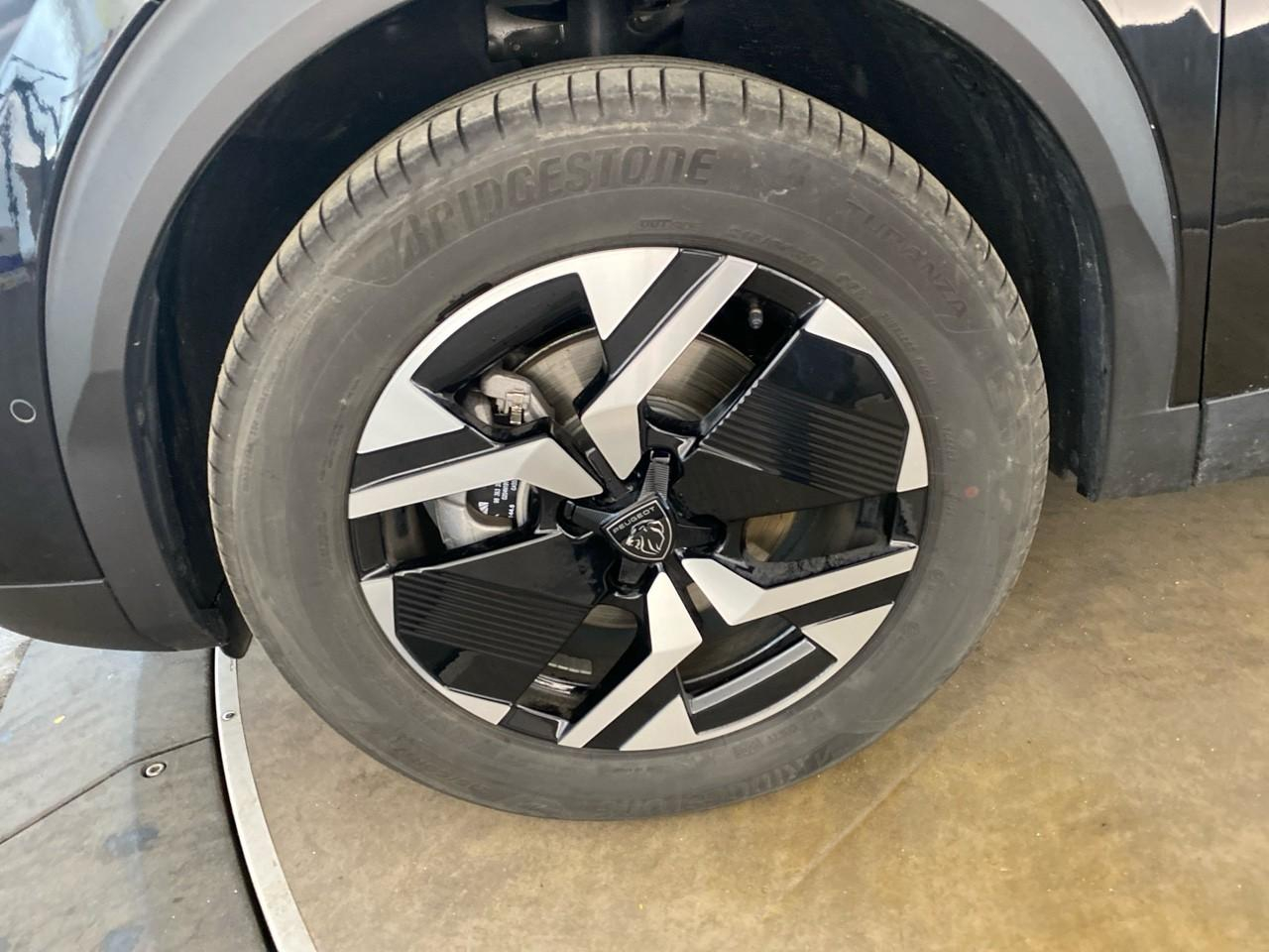 Peugeot 2008 hybrid 145 ch e-dcs6 allure — photo 11