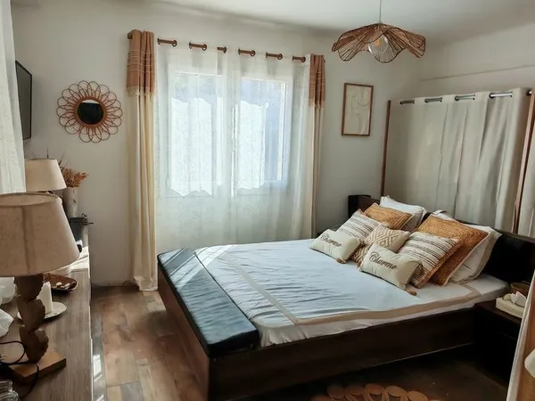 BRIGNOLES - Maison 3 chambres - 95 m² + véranda 25 m² - Terrain 940 m² - Beau potentiel