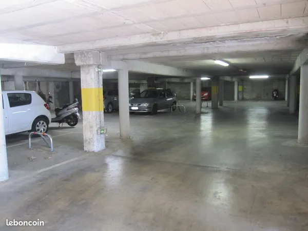 Place de parking en intérieur à 500 m des remparts