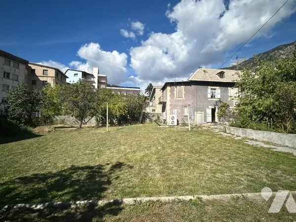 Maison + dépendances à rénover - Fort potentiel en centre-ville - Terrain entièrement constructible