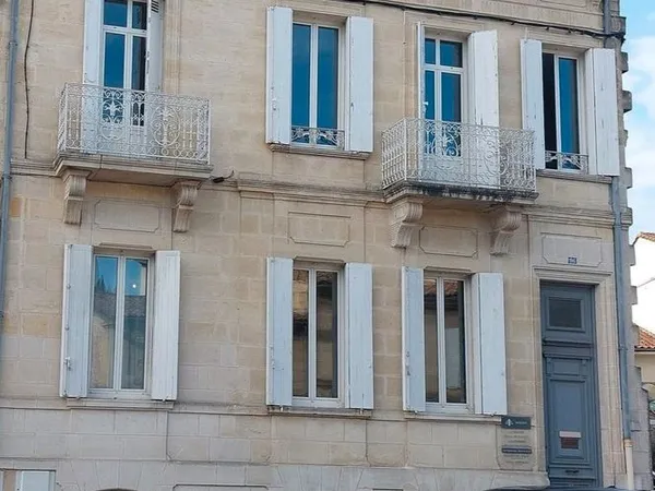 Maison - 9 pièces - 270 m² + 8 parkings