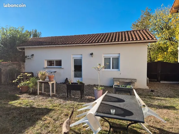 Loue petite maison de plein pied dans propriété équestre avec piscine