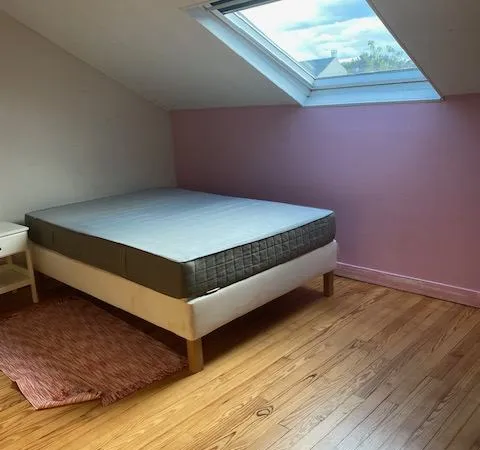 Grande chambre meublée dans maison dans le 94