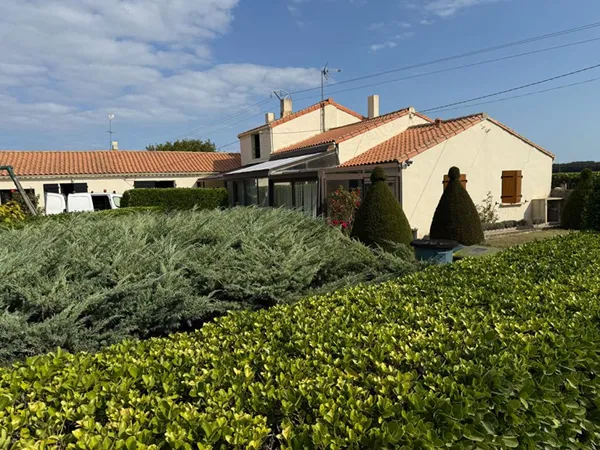17190 - " Ancienne ferme" - Ensemble Immobilier 10 pièce(s) 147 m2 - LILEAU -
