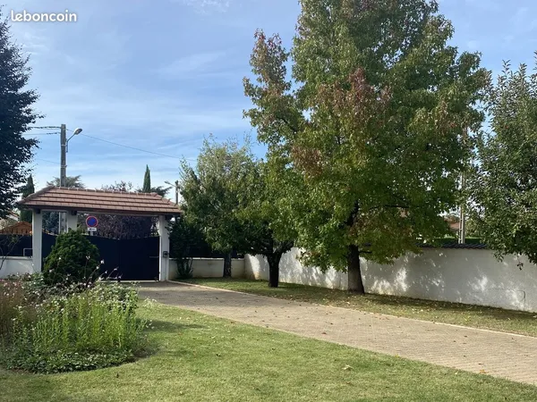 Terrain 438 m² d'angle + PERMIS PURGÉ — maison d'architecte + piscine — Meyzieu