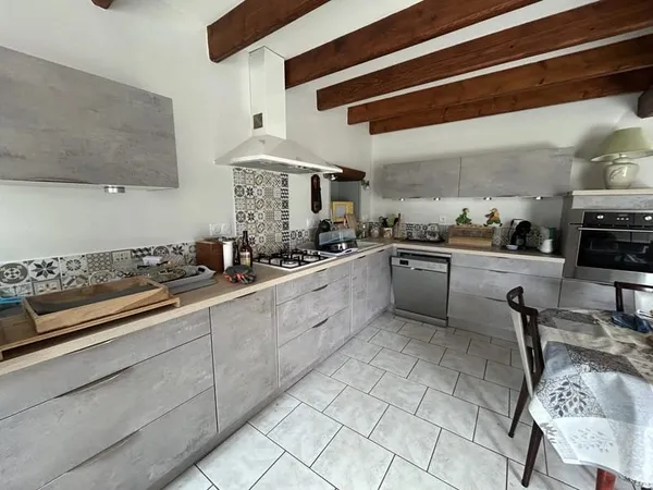 MAISON EN PIERRE DE TUFFEAU PETIT VILLAGE TROGLO