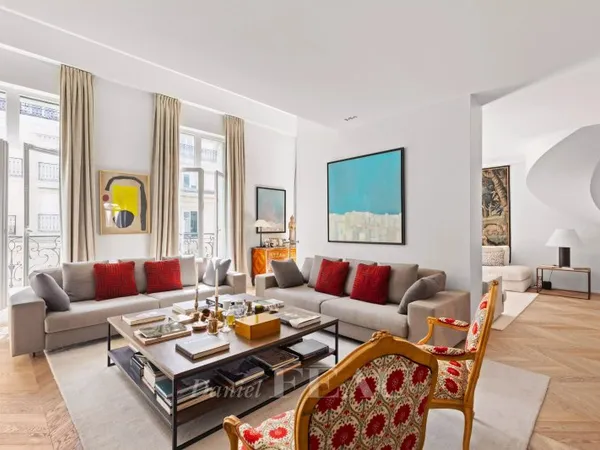 Paris VIIIe - Triangle d'Or/Montaigne - Duplex dernier etage rénové - 180 m² - 2 suites et un bureau