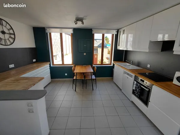 Appartement dans maison mitoyenne - meublé/équipé