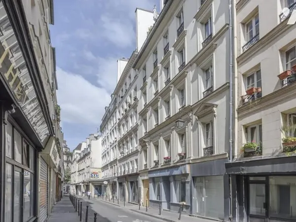 Cet appartement de 4 pièces, comprenant trois chambres, une salle de bains et un WC indépendant