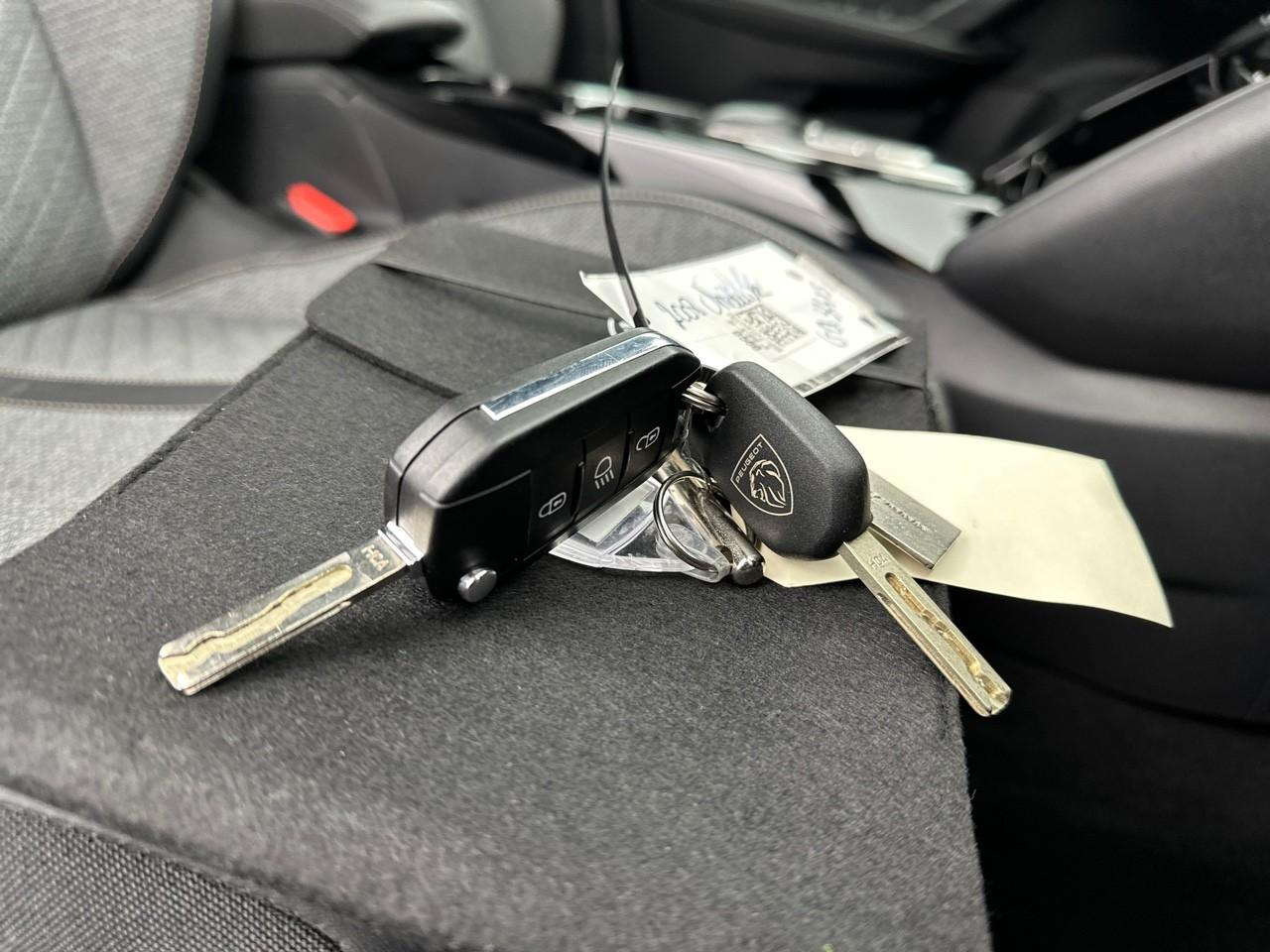 Peugeot 2008 puretech 130 s&s eat8 allure — photo 31